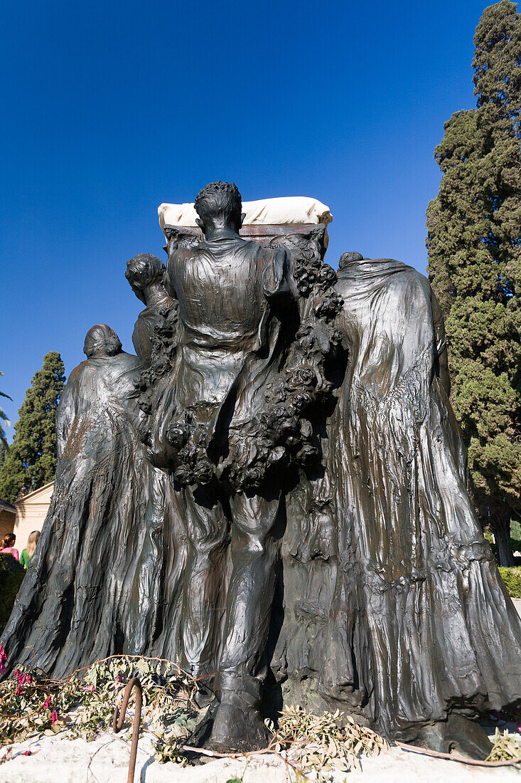 Skulpturengruppe aus Bronze von Mariano Benlliure zum Gedenken an den 1921 verstorbenen Torero Joselito auf dem Cementerio de San Fernando in Sevilla, Andalusien, Spanien.