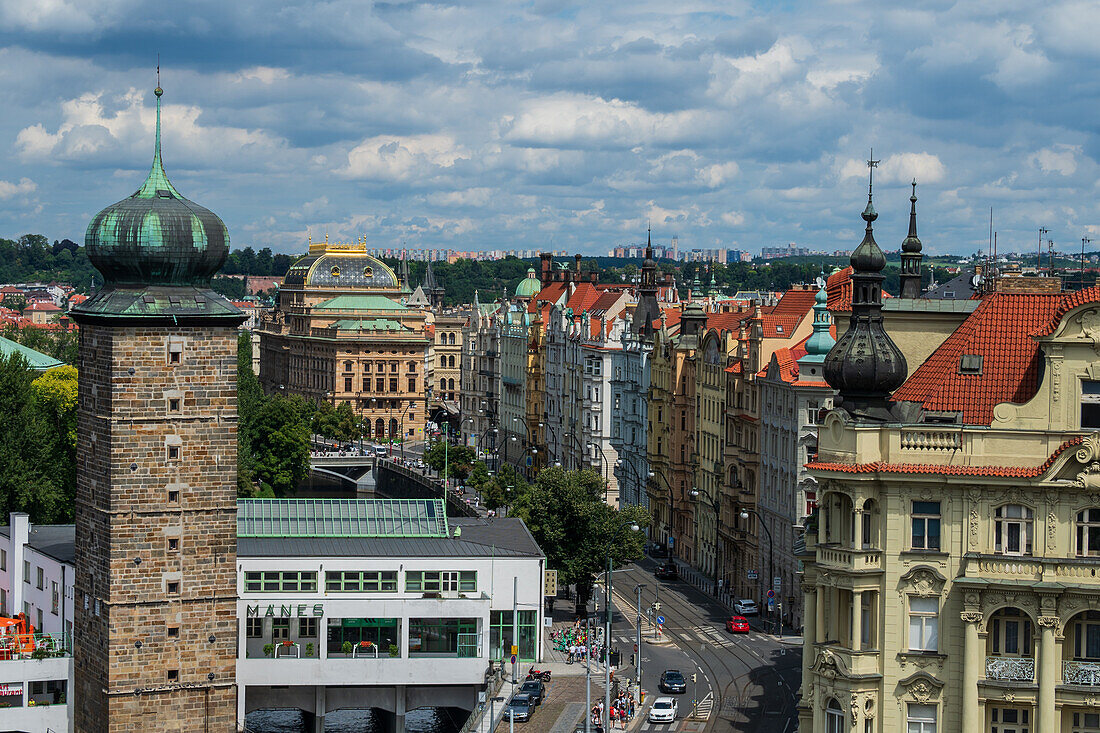 Blick auf die Stadt von der Dachterrassenbar des Dancing House oder Ginger and Fred (Tancící dum), dem Spitznamen für das Gebäude der Nationale-Nederlanden auf dem Rašínovo nábreží in Prag, Tschechische Republik