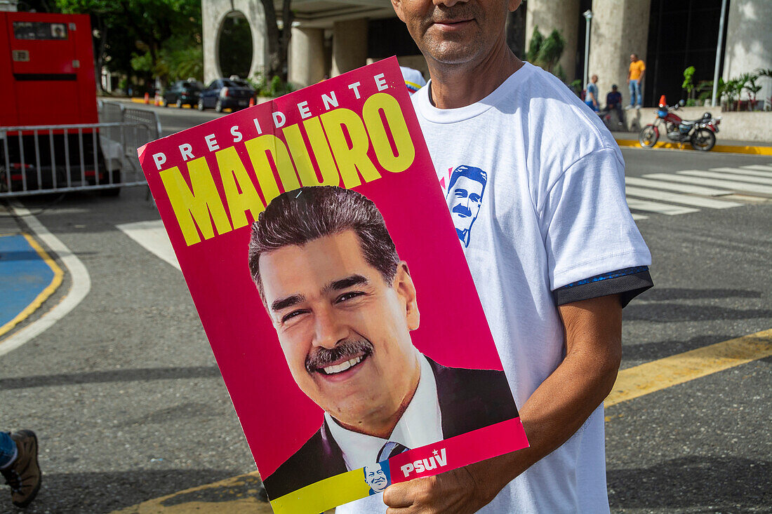 Abschluss des Wahlkampfes in Venezuela. Anhänger von Präsident Nicolas Maduro gehen am letzten Tag des Wahlkampfs durch die Stadt Caracas. Die Präsidentschaftswahlen finden am Sonntag, dem 28. Juli, statt.