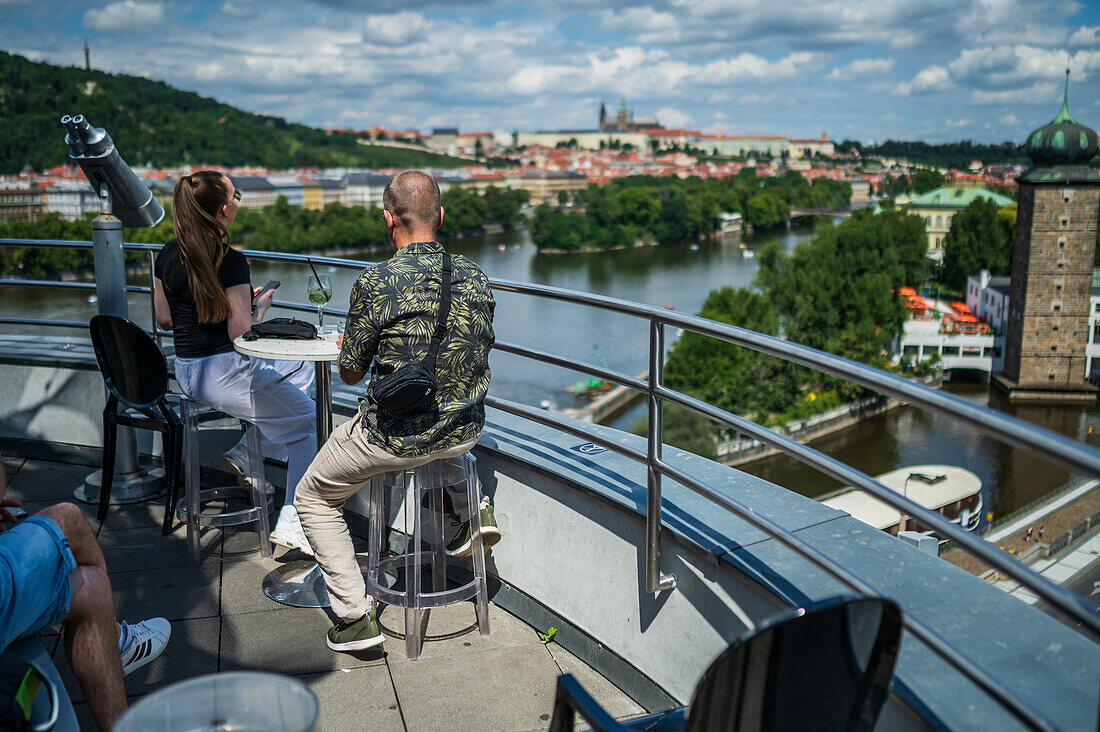 Rooftop-Bar mit Aussicht im The Dancing House oder Ginger and Fred (Tancící dum) ist der Spitzname für das Gebäude der Nationale-Nederlanden auf dem Rašínovo nábreží in Prag, Tschechische Republik.