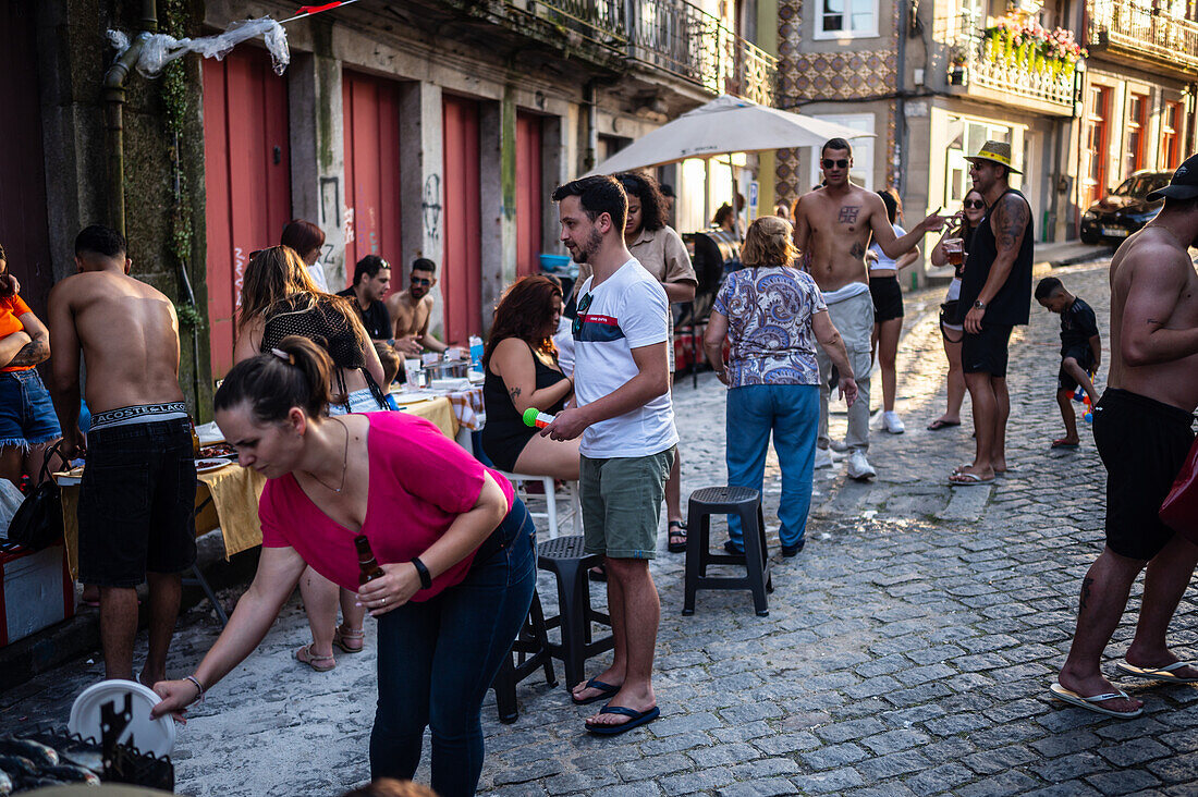 Fest des Heiligen Johannes von Porto (Festa de Sao Joao do Porto ) während der Mittsommernacht am 23. Juni (Johannisnacht) in der Stadt Porto, Portugal