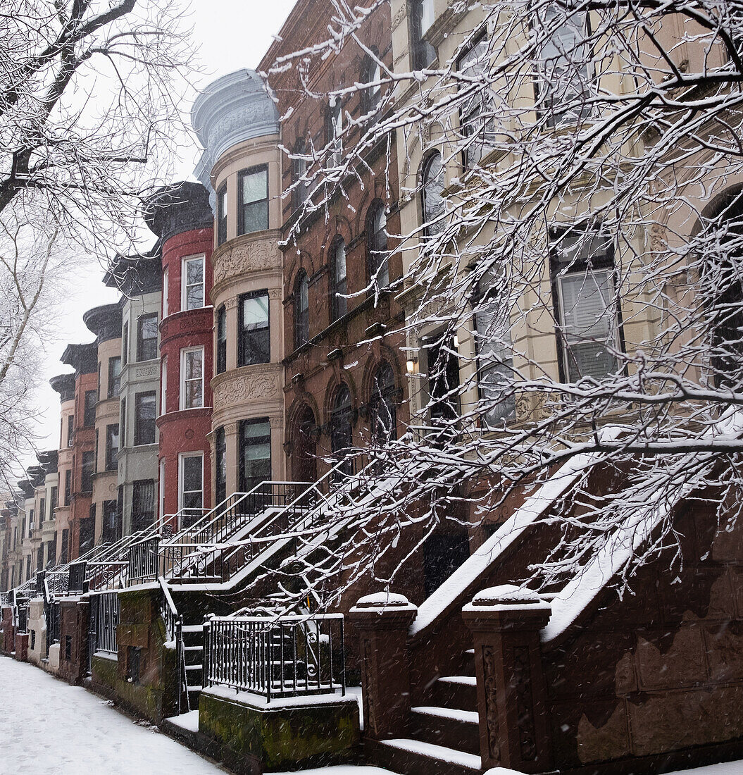 Mit Schnee bedeckte Brooklyner Sandsteinhäuser