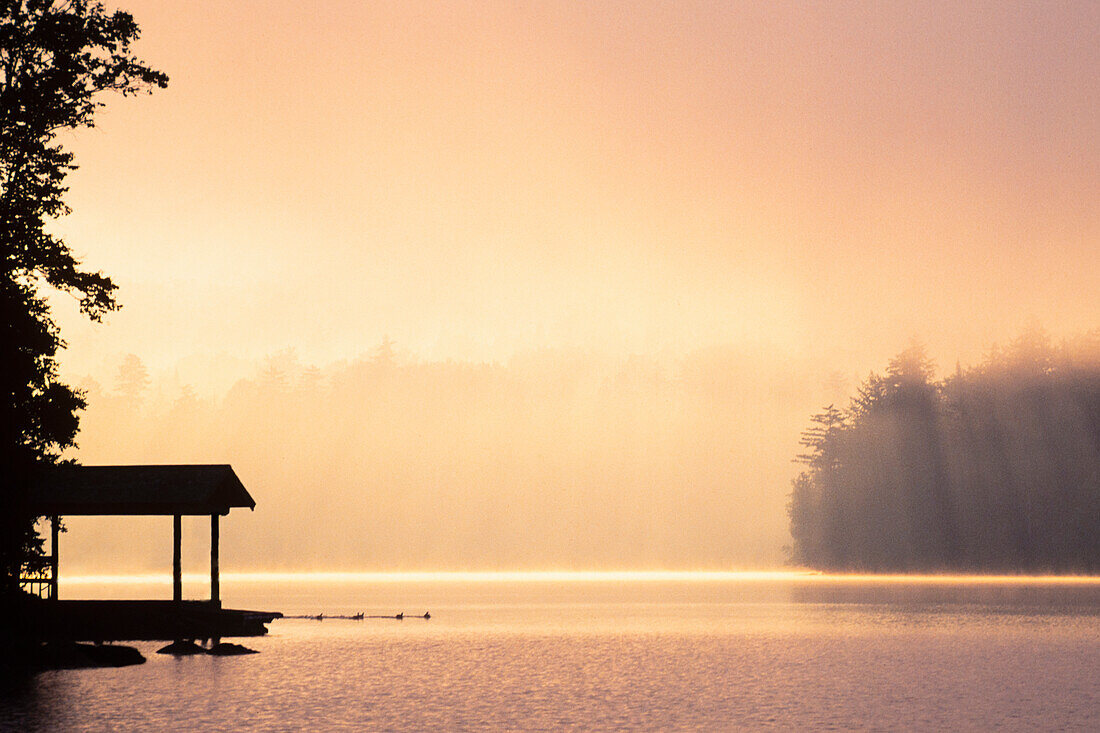 Morgennebel über Lake Placid bei Sonnenaufgang in den Adirondack Mountains