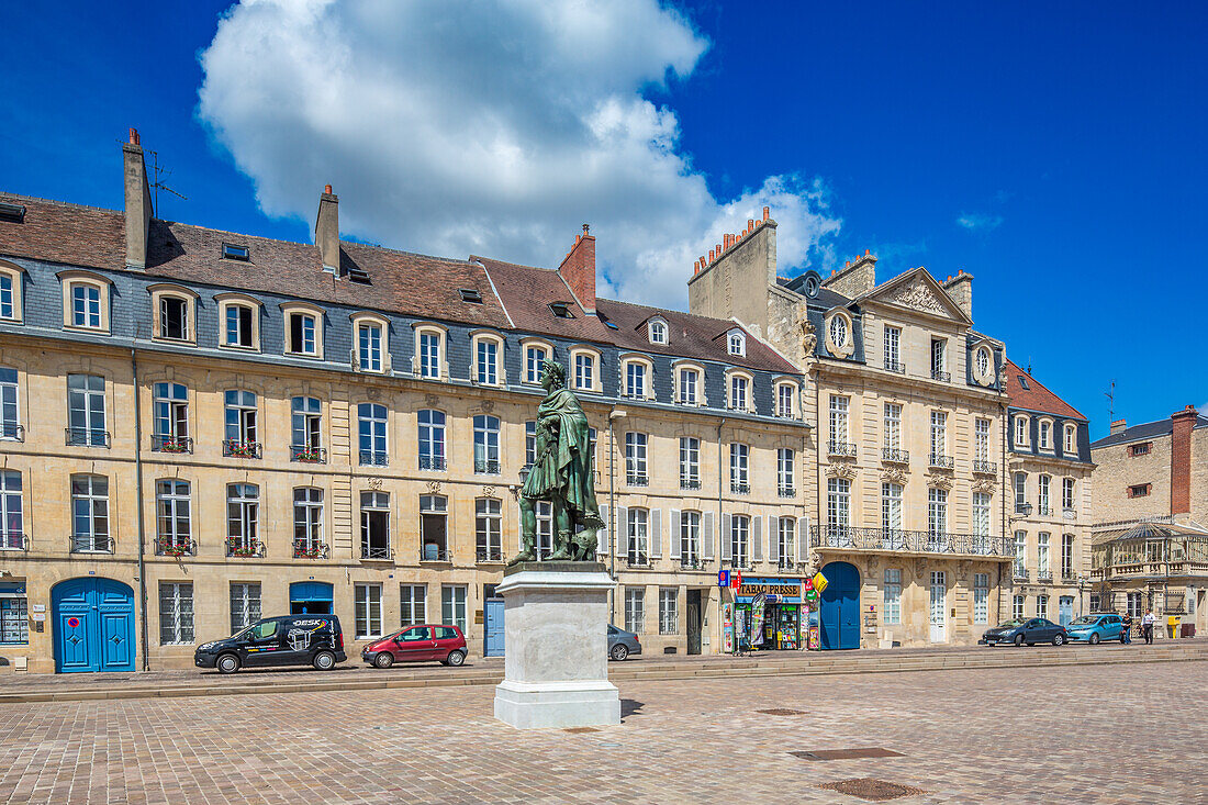 Charmante Szene mit dem Saint-Sauveur-Platz und einer Statue von Ludwig XIV. in Caen, Normandie, Frankreich. Heller Tag mit blauem Himmel und Wolken.