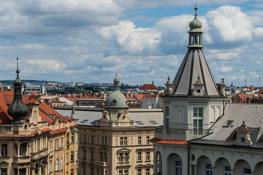 Blick auf die Stadt von der Bar auf dem Dach des Dancing House oder Ginger and Fred (Tancící dum), dem Spitznamen für das Gebäude der Nationale-Nederlanden auf dem Rašínovo nábreží in Prag, Tschechische Republik