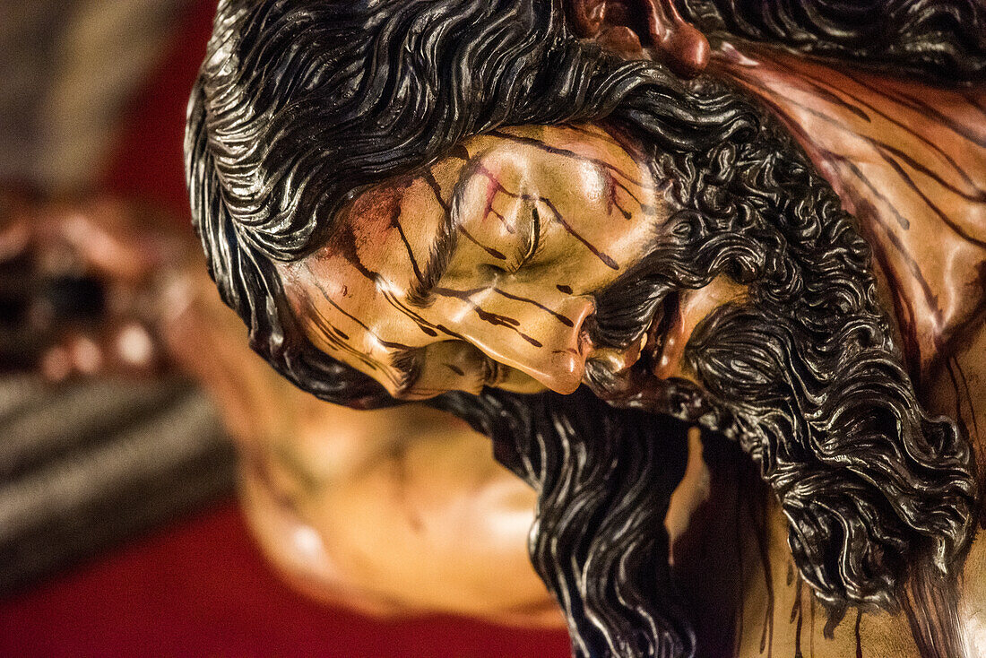 Detail der Skulptur Cristo de la Vera Cruz von Francisco Buiza, 1972, in Pilas, Sevilla, Andalusien, Spanien.