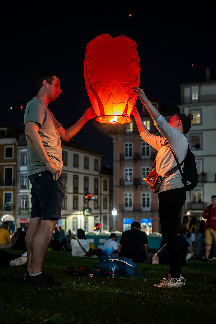 Start von Heißluftballons während des Johannisfestes in Porto (Festa de Sao Joao do Porto ) in der Nacht zum 23. Juni (Johannisnacht) in der Stadt Porto, Portugal