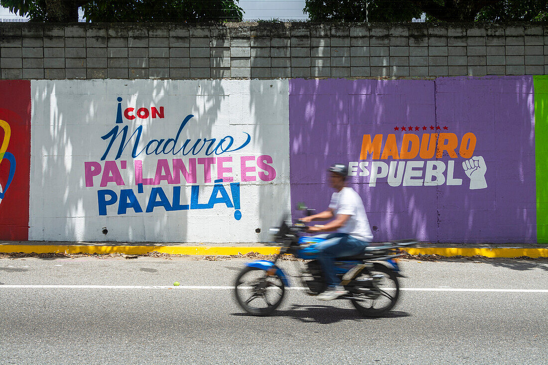 Plakatwände und Wandmalereien in den Straßen von Caracas, die für die Wahl von Präsident Nicolas Maduro in Venezuela werben