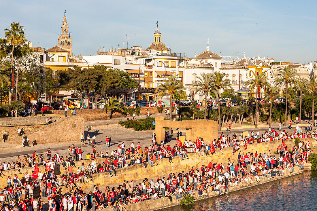 Fans des FC Sevilla feiern den UEFA-Pokal-Sieg 2007 am Fluss Guadalquivir in Sevilla, Andalusien, Spanien.