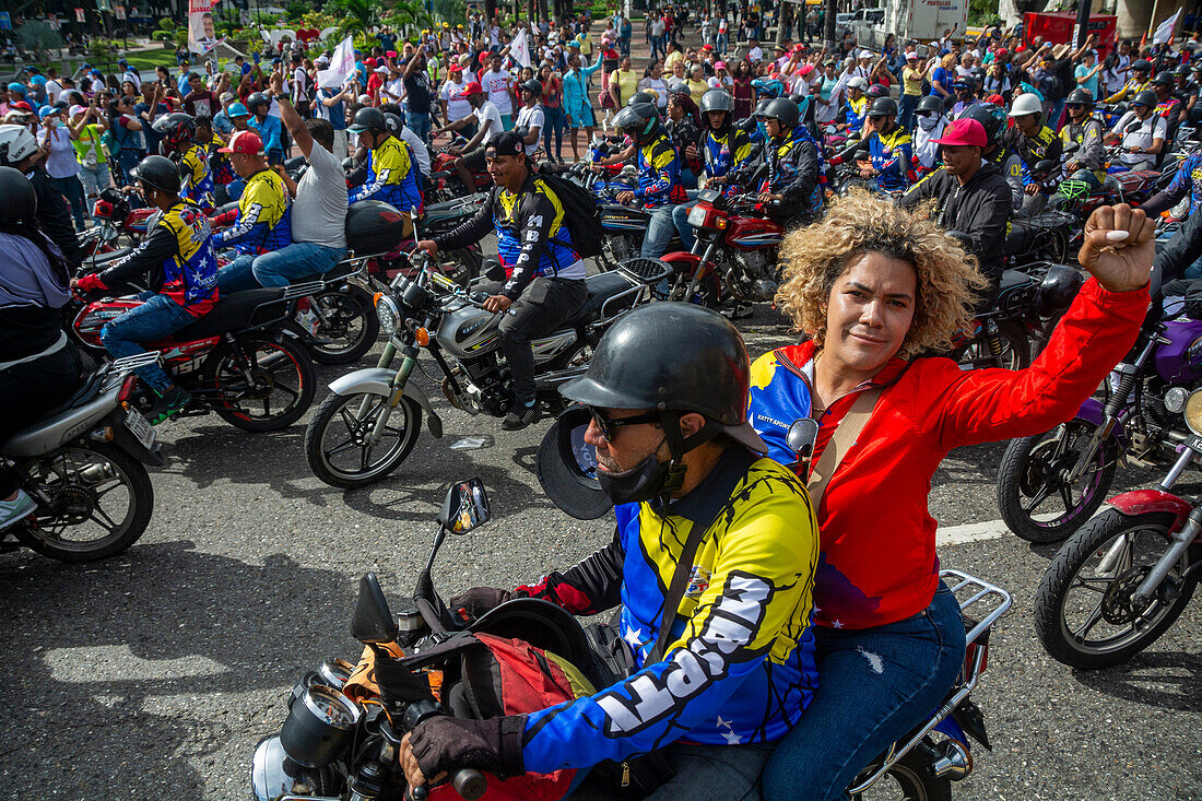 Abschluss des Wahlkampfes in Venezuela. Anhänger von Präsident Nicolas Maduro spazieren am letzten Tag des Wahlkampfes durch die Stadt Caracas. Die Präsidentschaftswahlen finden am Sonntag, dem 28. Juli, statt.