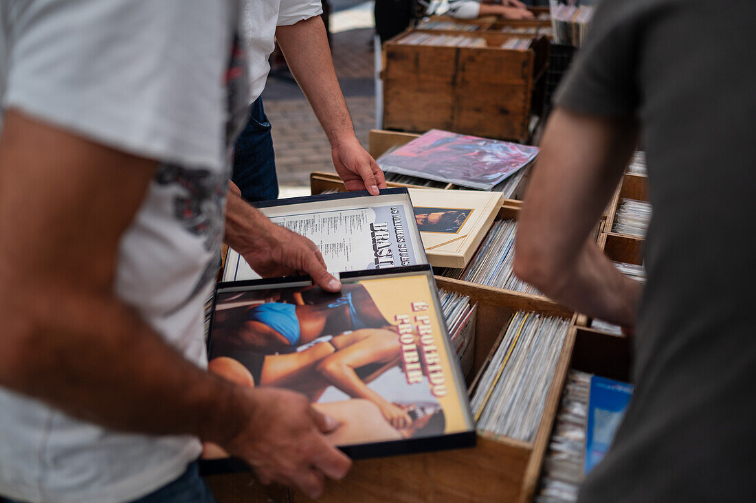 Vinyl-Schallplatten zum Verkauf auf einem Straßen- und Flohmarkt in Aveiro, Portugal