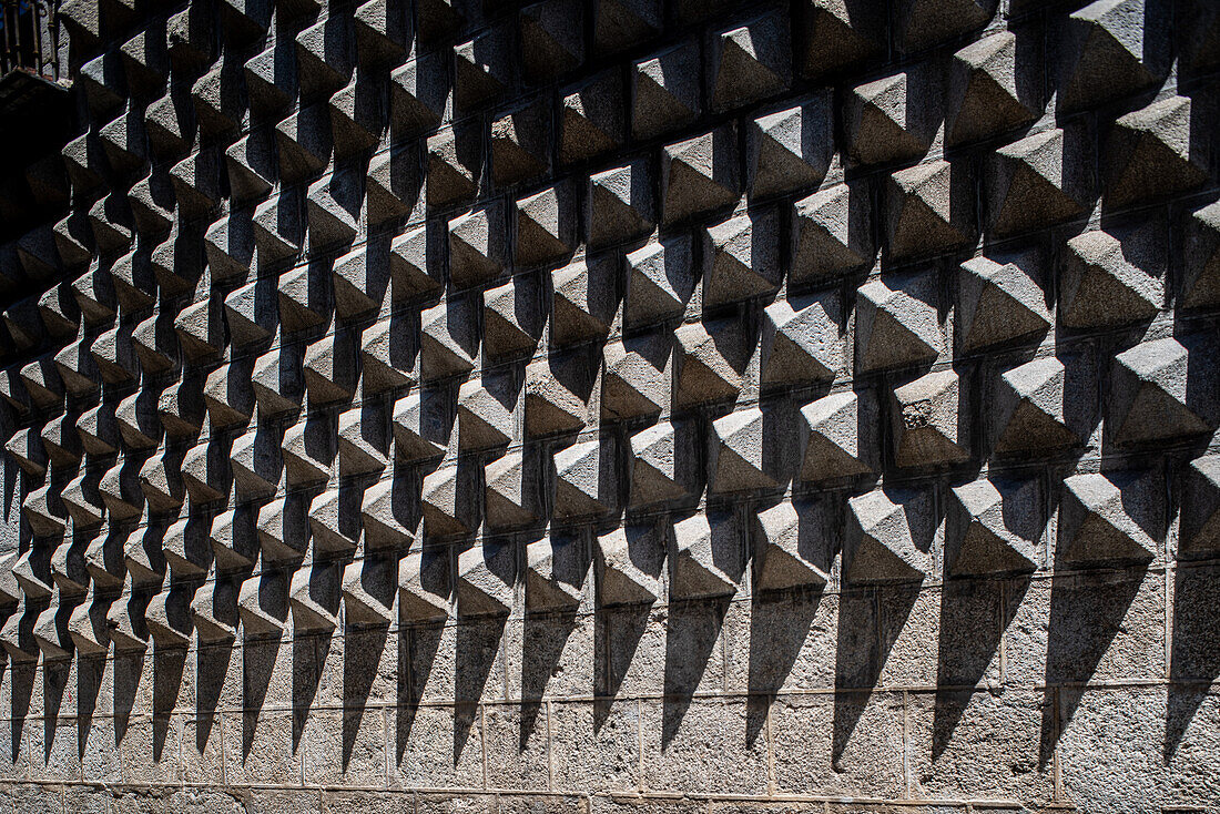 Detaillierte Nahaufnahme der geometrischen Steinfassade der Casa de los Picos in Segovia, Kastilien und Leon, Spanien.