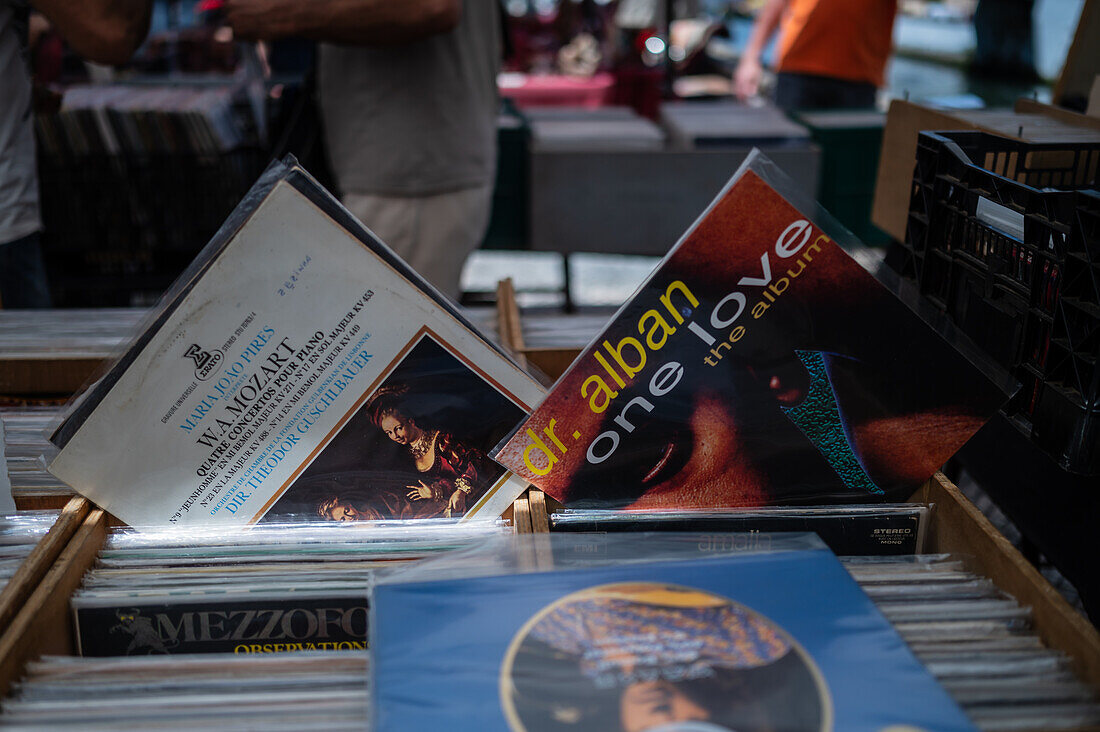 Vinyl-Schallplatten zum Verkauf auf einem Straßen- und Flohmarkt in Aveiro, Portugal