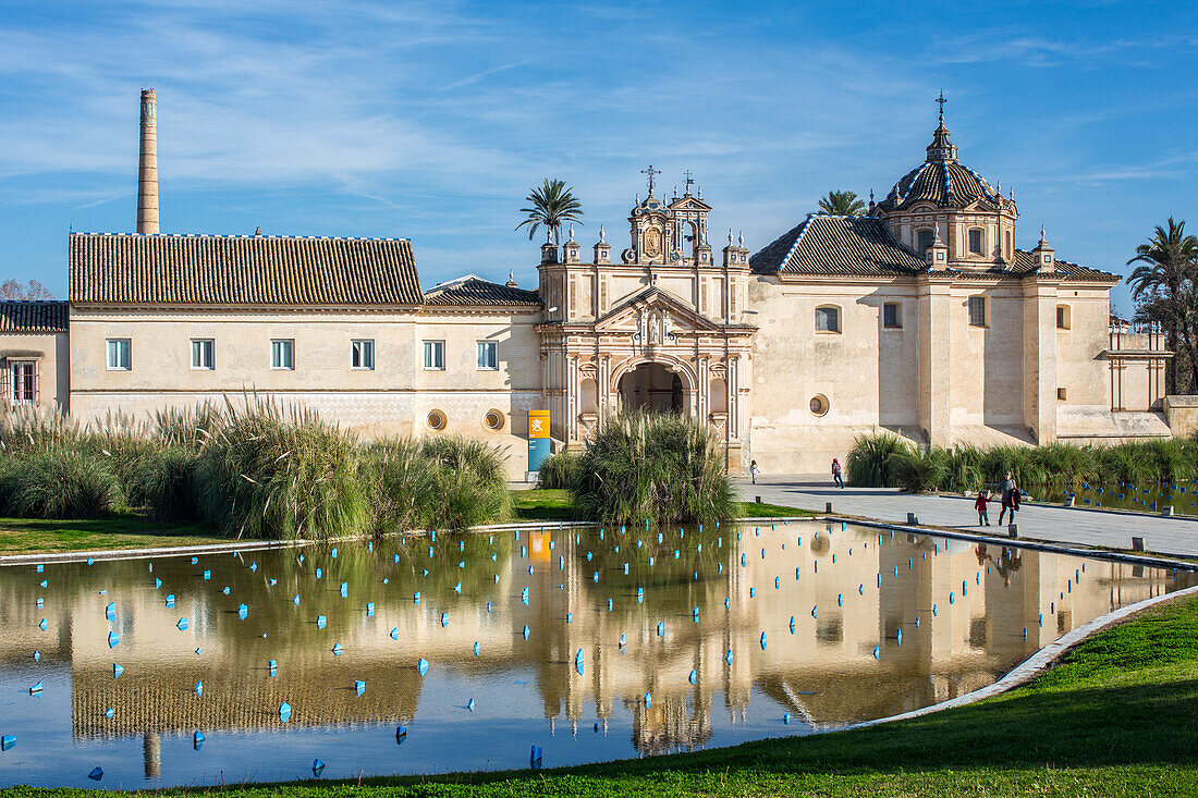 Centro Andaluz de Arte Contemporáneo im ehemaligen Monasterio de la Cartuja in Sevilla, Spanien, mit einem ruhigen, reflektierenden Teich.