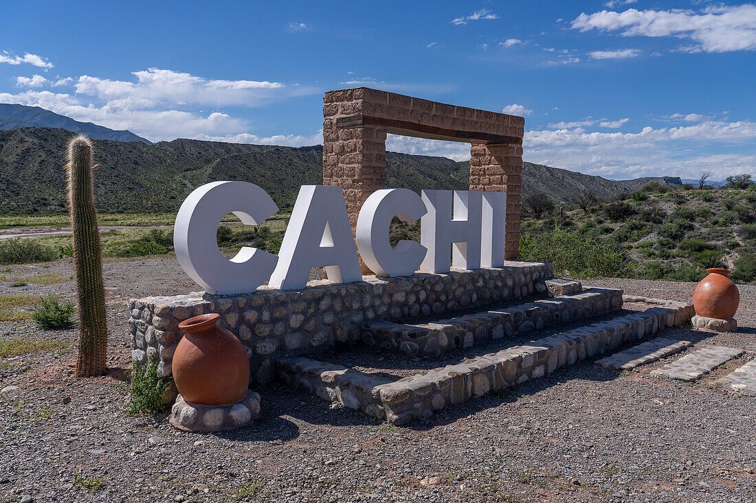 Das Schild am Eingang zur Stadt Cachi in den Calchaqui-Tälern in Argentinien.