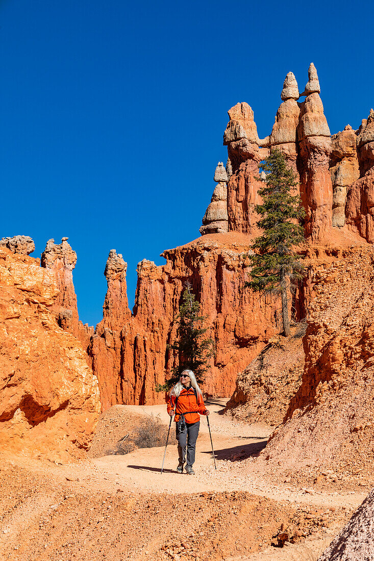 Ältere Frau beim Wandern im Bryce Canyon National Park