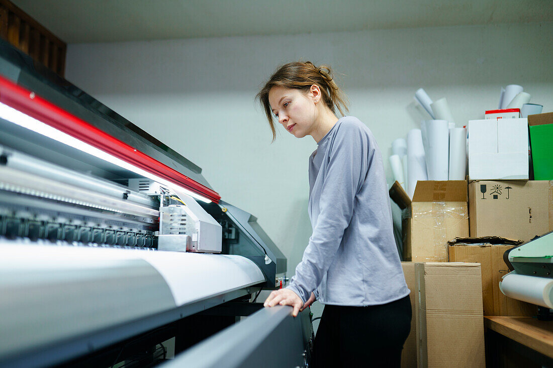 Frau bei der Arbeit in der Druckerei