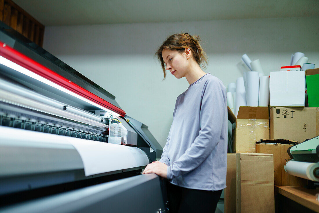 Frau bei der Arbeit in einer Druckerei