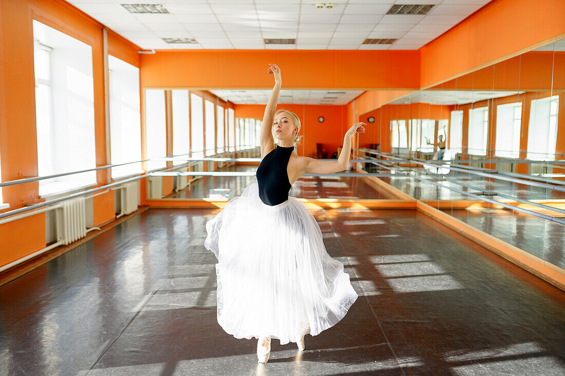 Porträt einer Ballerina im Ballettstudio