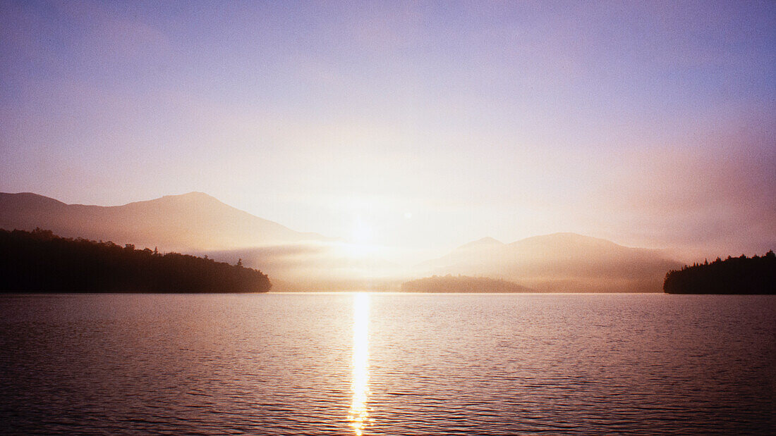 Sonnenaufgang über dem ruhigen Lake Placid