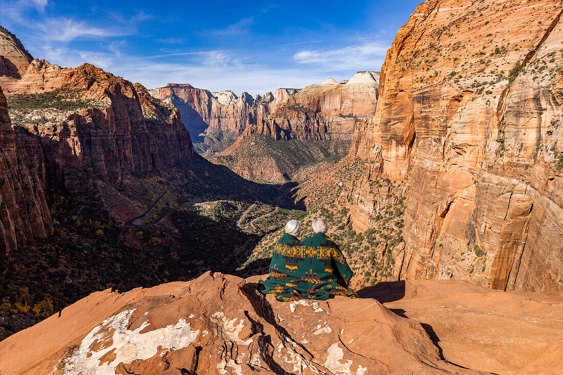 Rückansicht eines in eine Decke gehüllten Paares mit Blick auf den Zion Canyon vom Zion Overlook aus