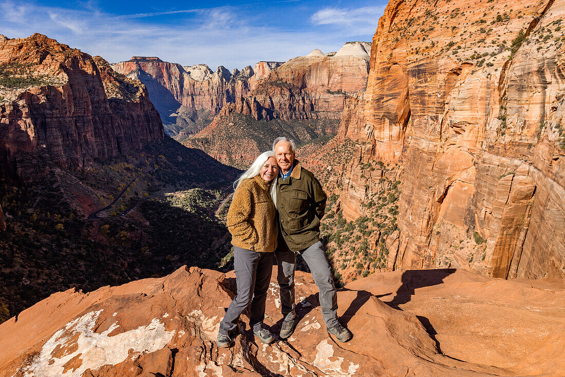 Porträt eines lächelnden älteren Paares am Zion Overlook