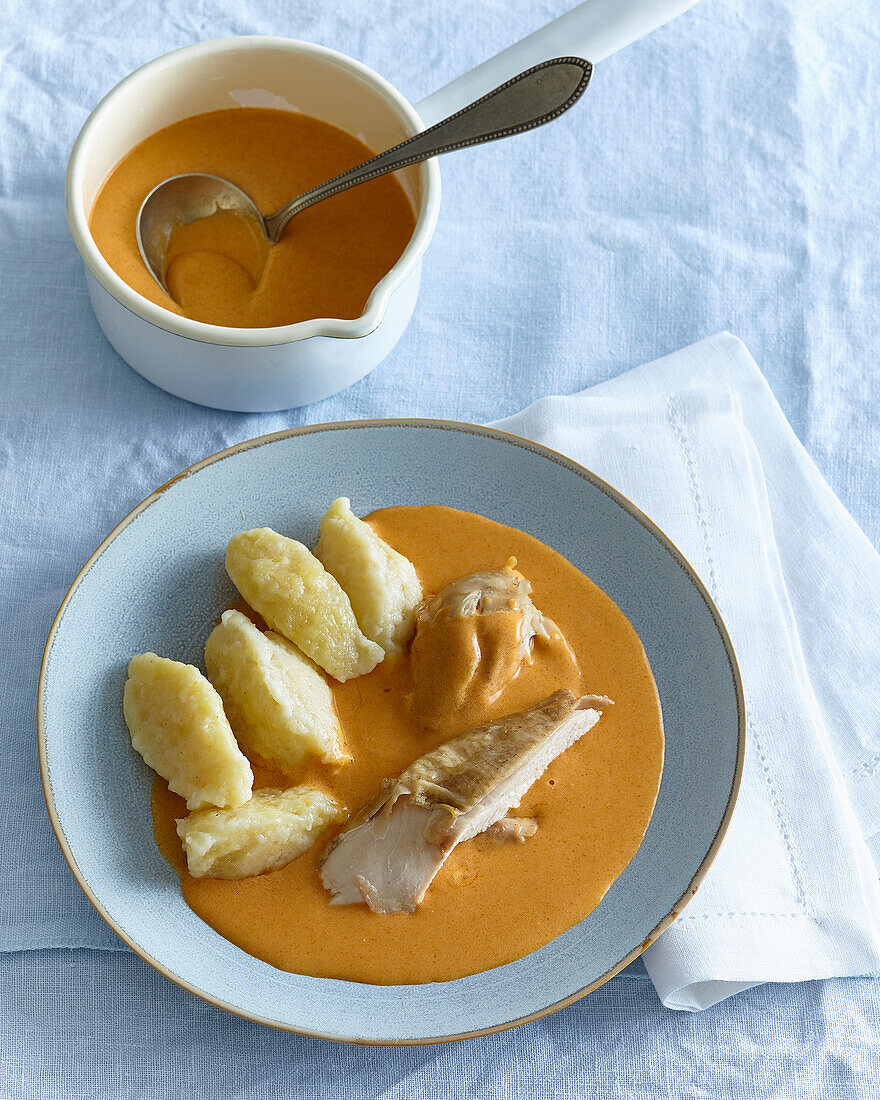 Hen with red pepper sauce and semolina gnocchi