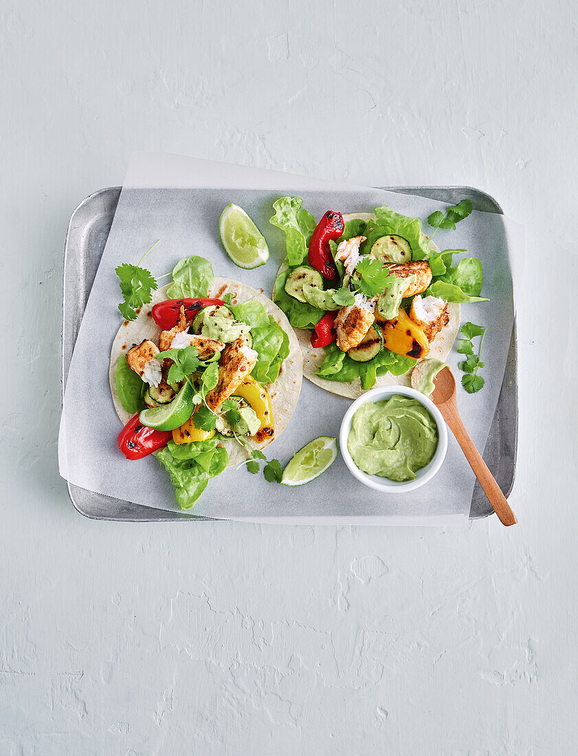 Tacos mit Fisch und Chipotle-Avocado-Creme