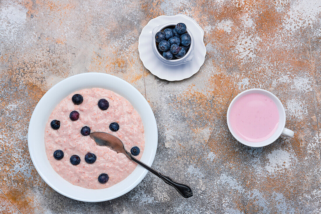 Porridge with homemade blueberry yoghurt