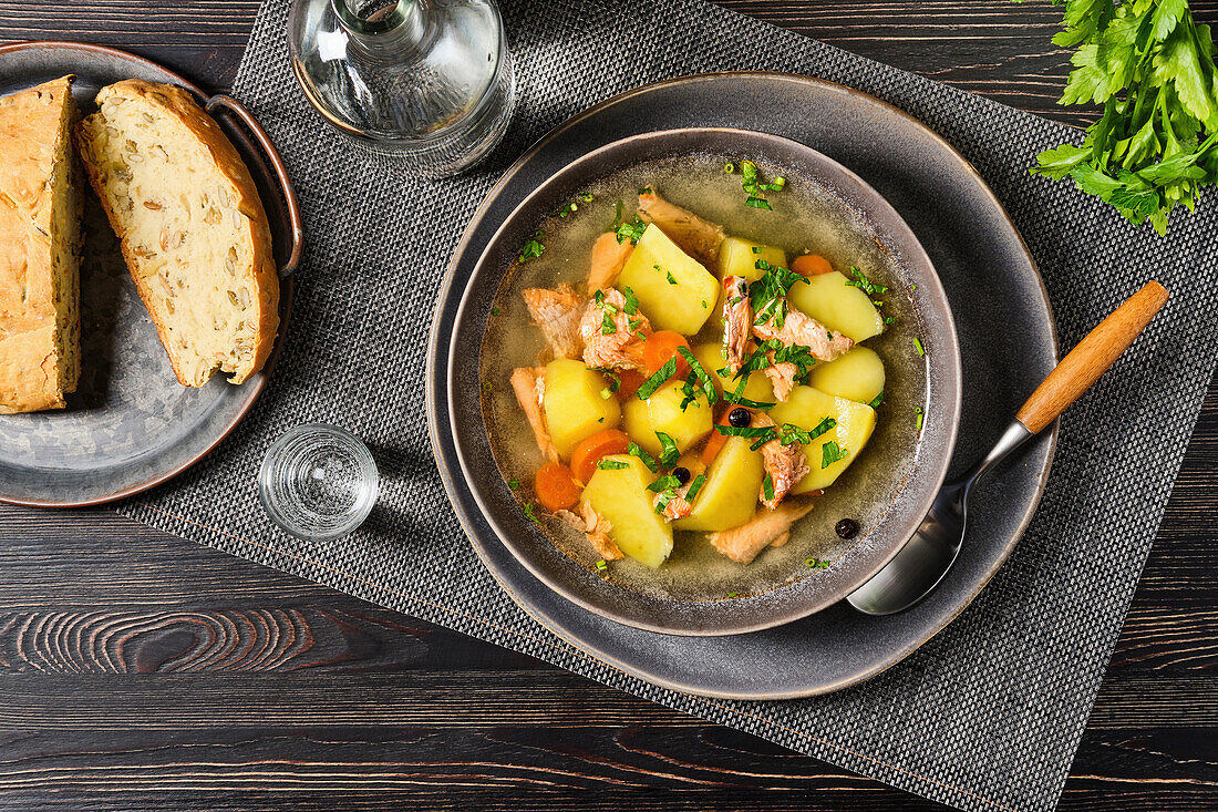 Lachs-Fischsuppe mit Kartoffeln und Möhren