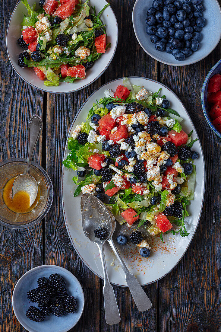 Wassermelonensalat mit Beeren und Feta