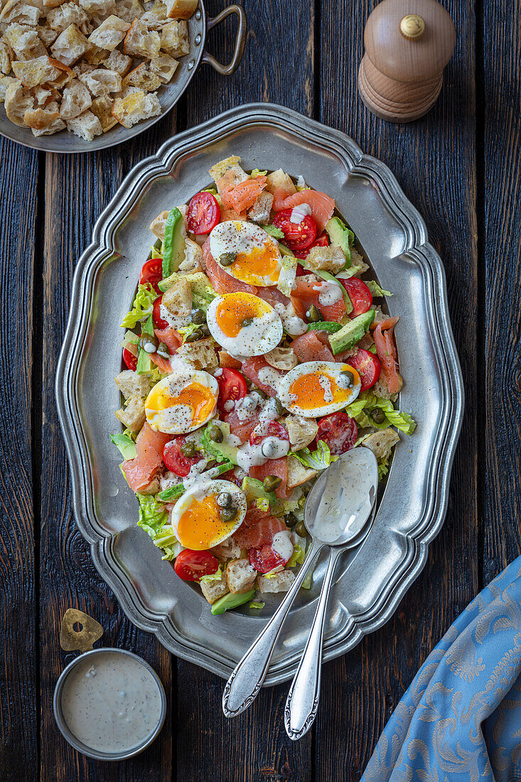 Salat mit Räucherlachs, Avocado und Eiern