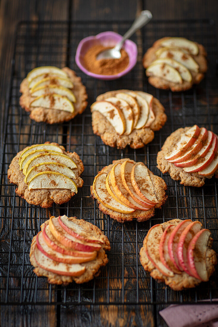 Wholemeal cookies with apple and cinnamon