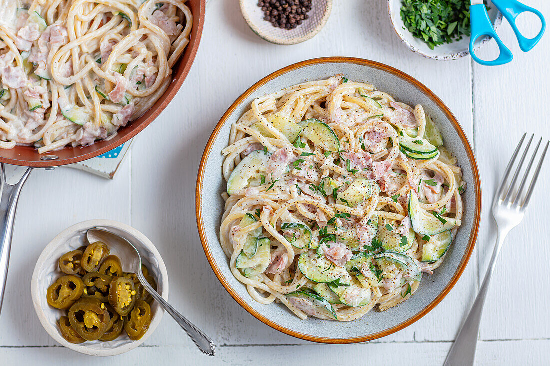 Spaghetti mit Zucchini und Speck