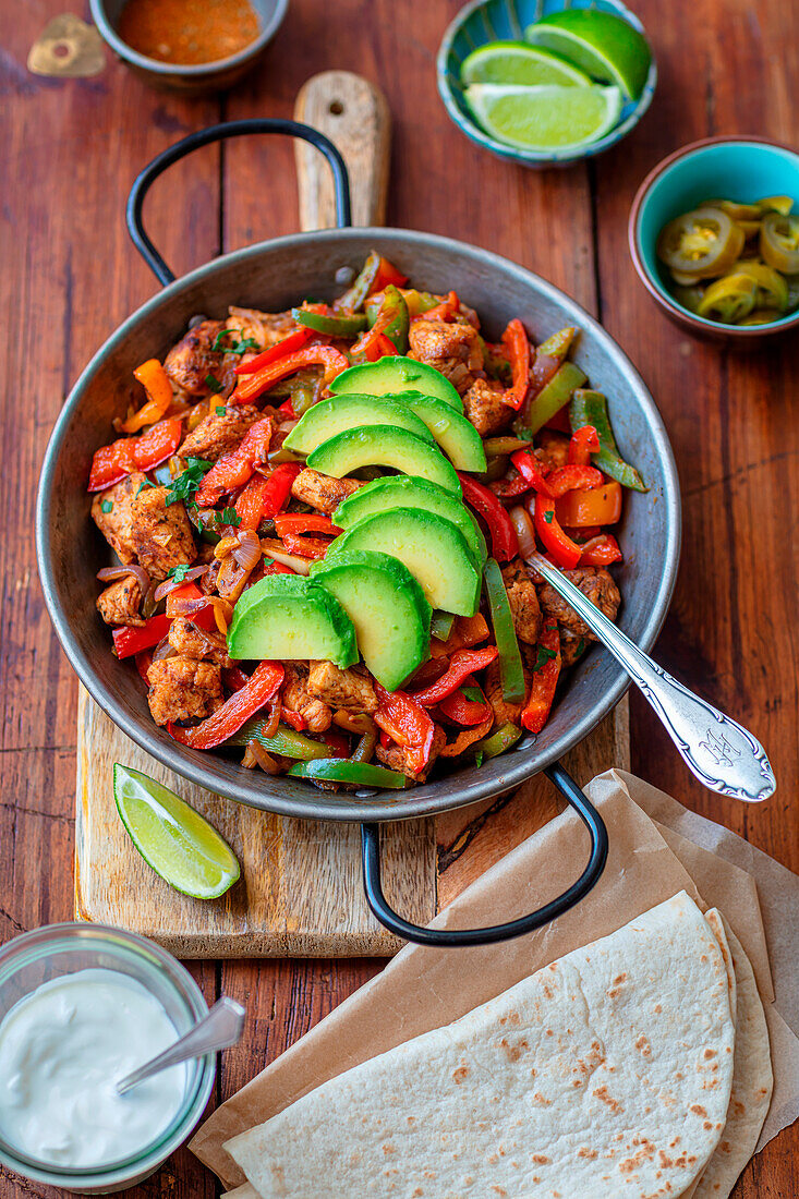 Fajitas with turkey fillet, peppers and avocado