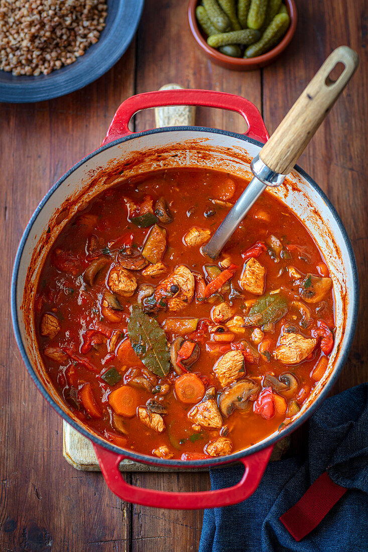 Putengulasch mit Gemüse und Buchweizen