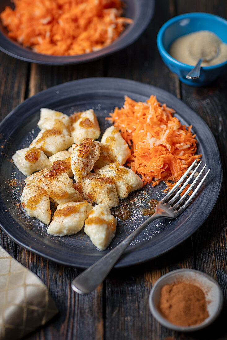 Curd cheese dumplings (Leniwe) with carrot and apple salad