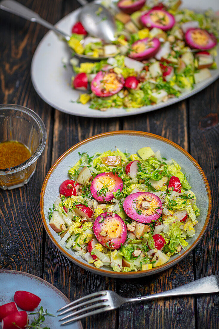 Bunter Salat mit Apfel, Nüssen und marinierten Eiern