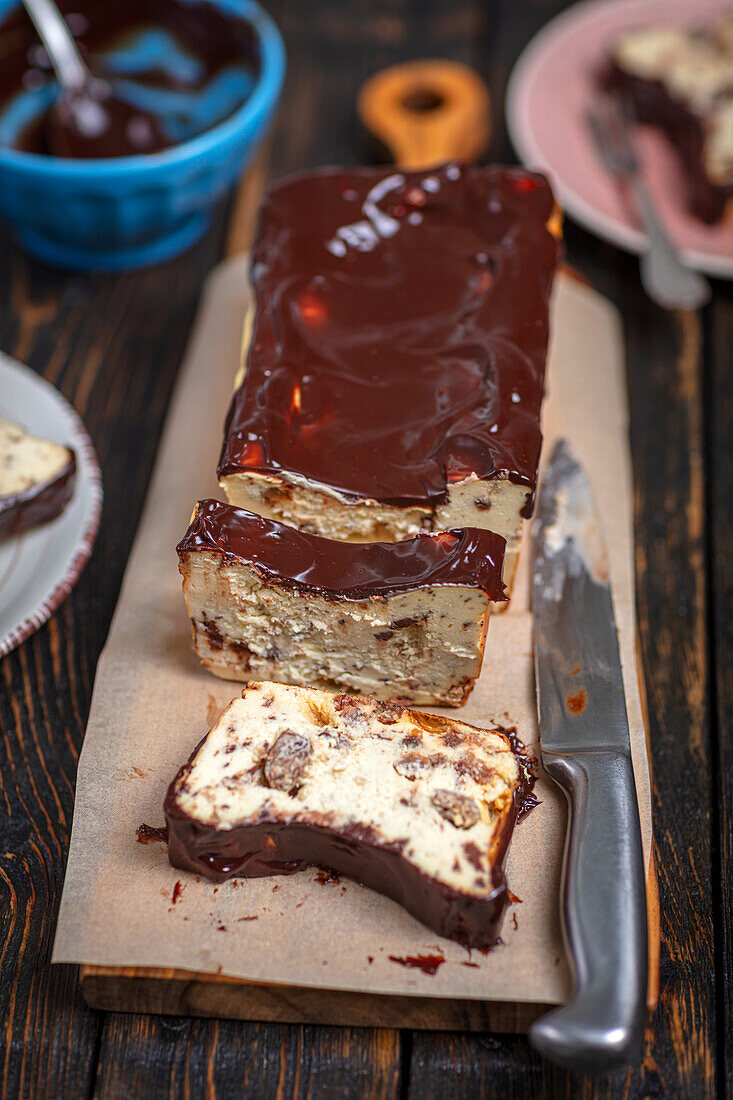 Cheesecake with raisins and chocolate icing