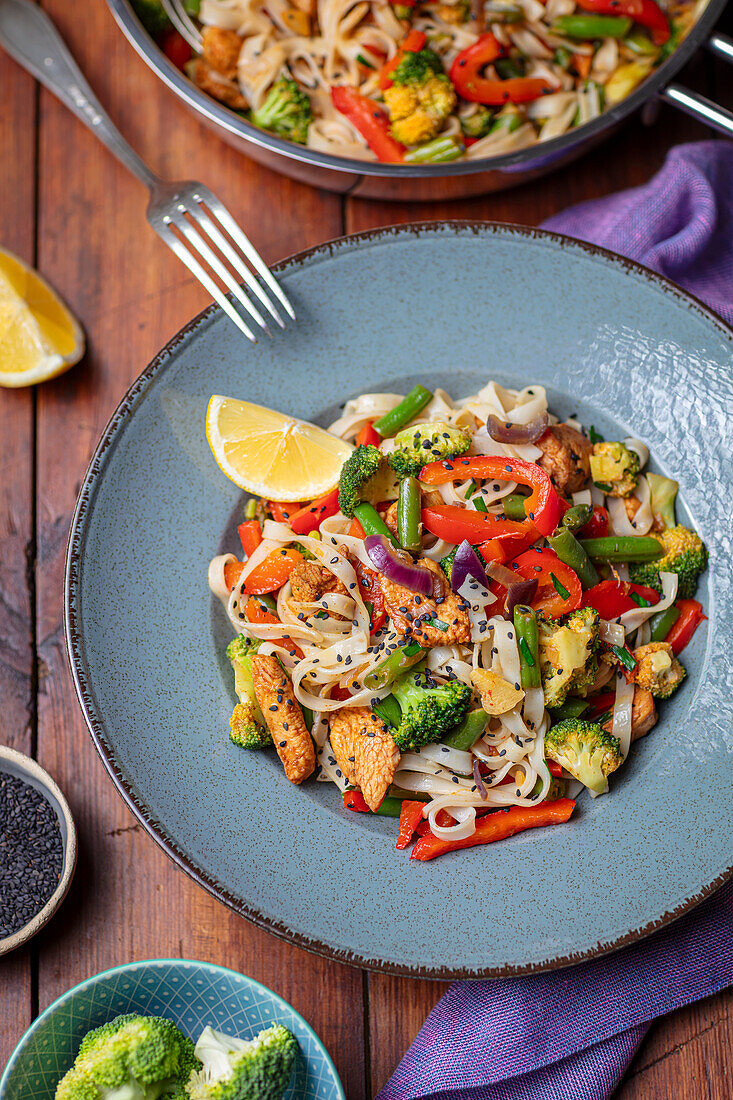 Fried rice noodles with chicken and vegetables