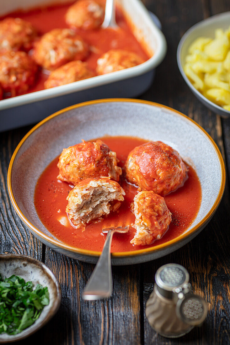 Hähnchen-Reis-Kohlbällchen in Tomatensoße