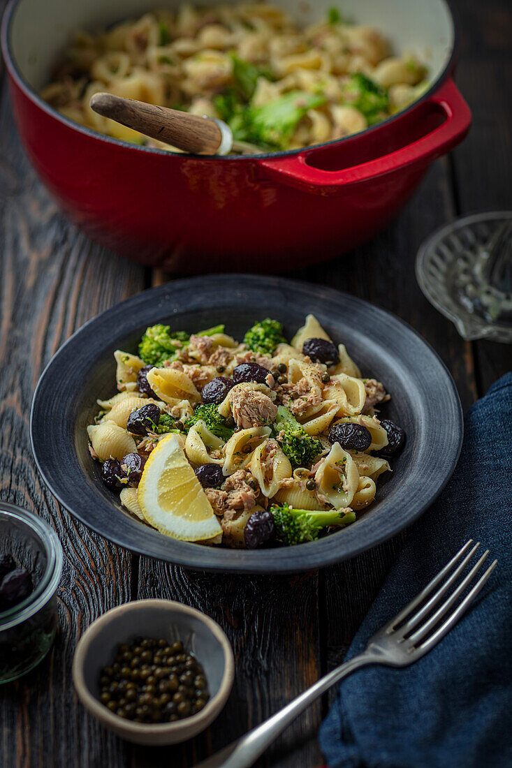 Noodles with tuna, broccoli and olives