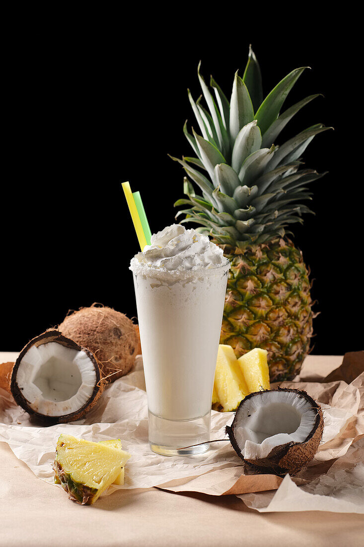 Piña Colada mit Ananas und Kokosnuss