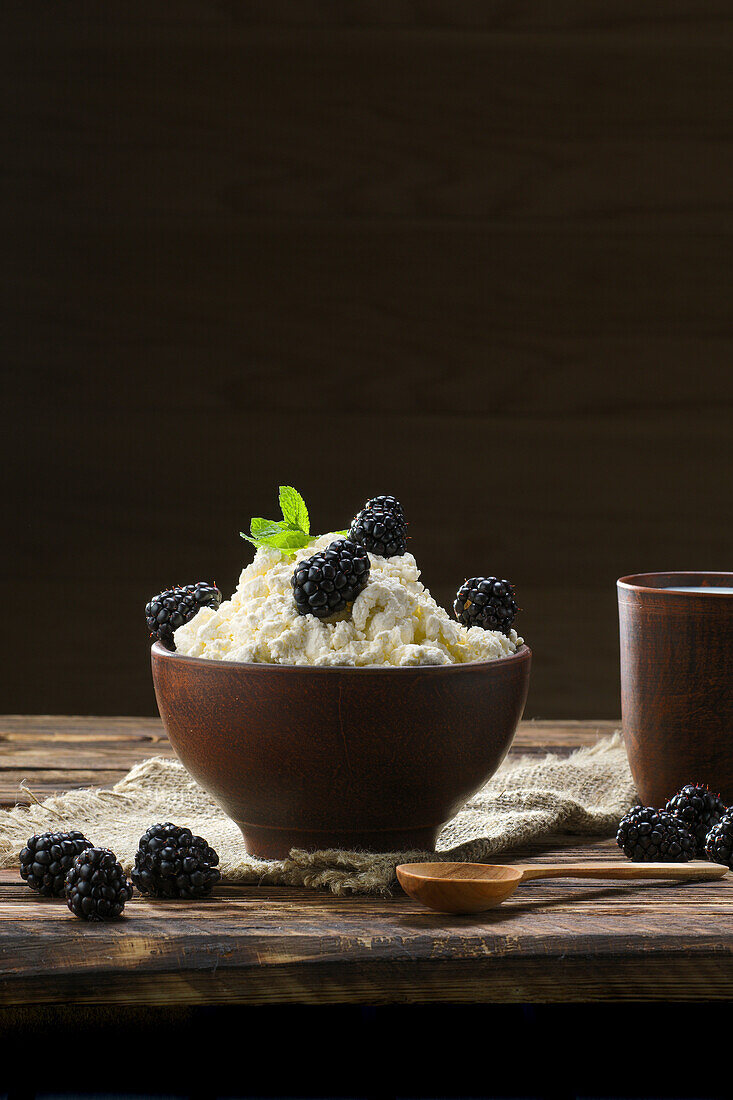 Grainy cream cheese with blackberries