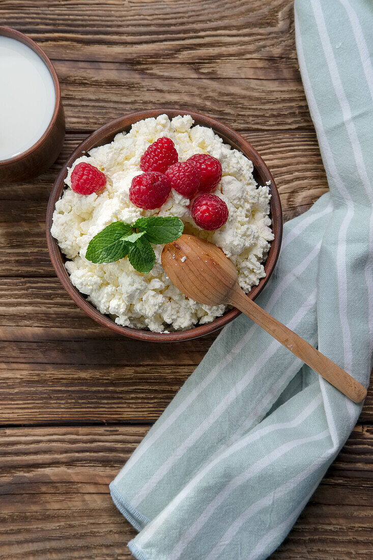 Grainy cream cheese with raspberries and mint