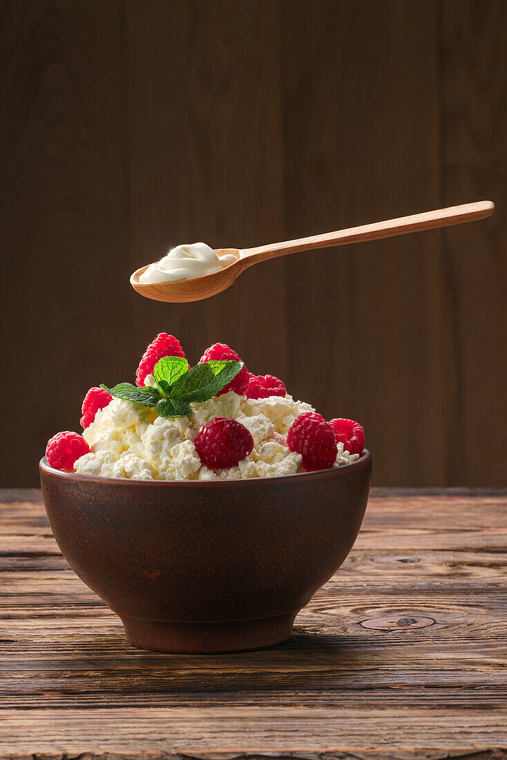 Körniger Frischkäse mit Himbeeren und Minze