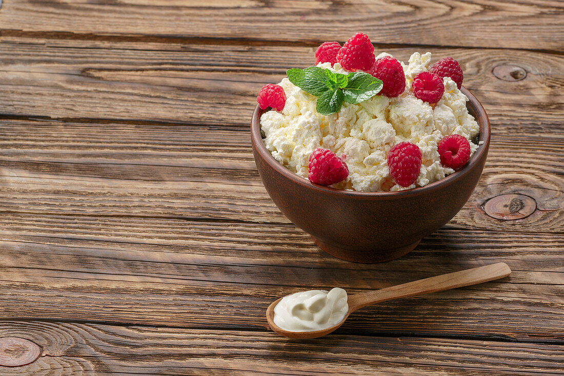 Cottage cheese with raspberries and mint