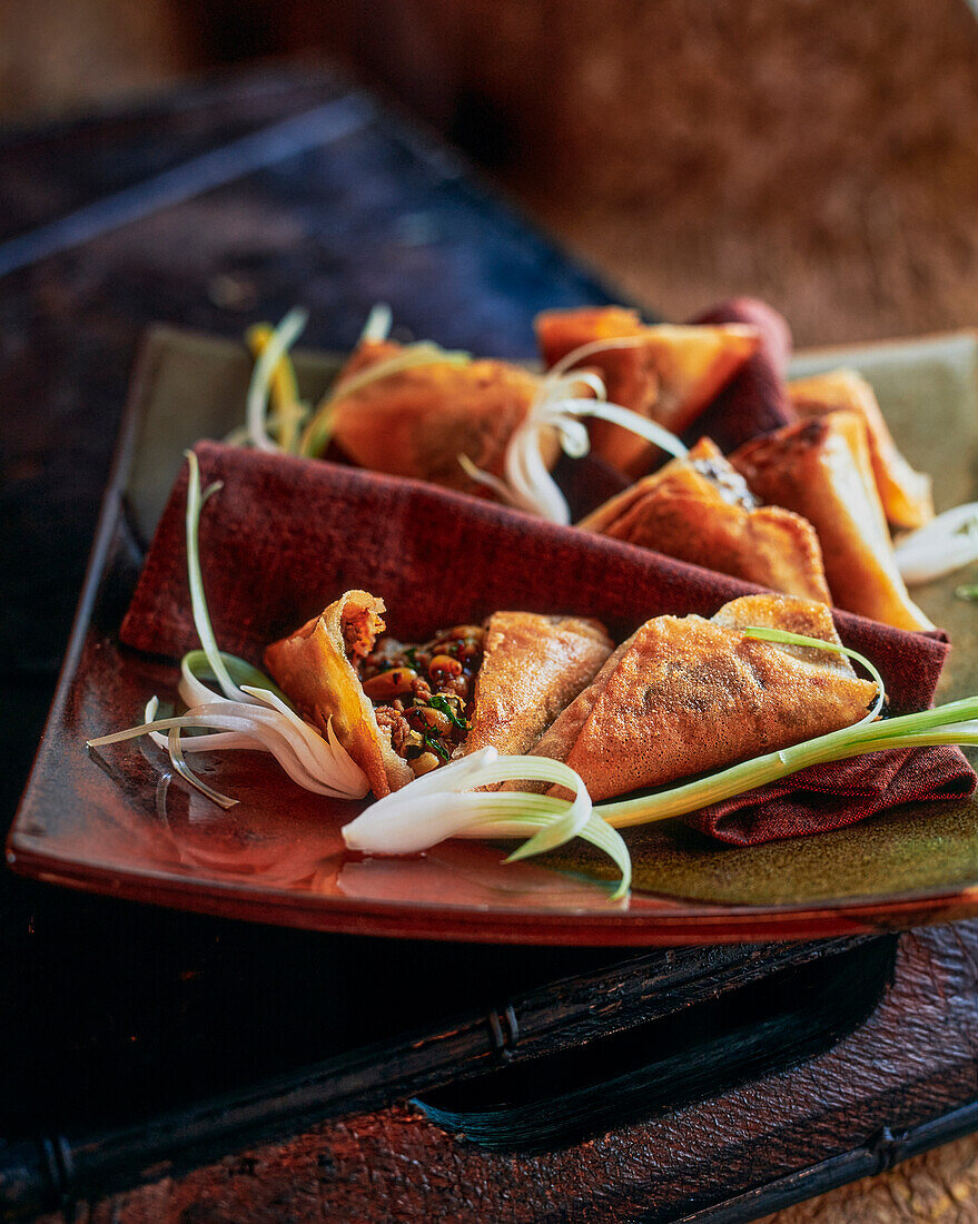 Crispy patties with lamb, pine nuts and raisins