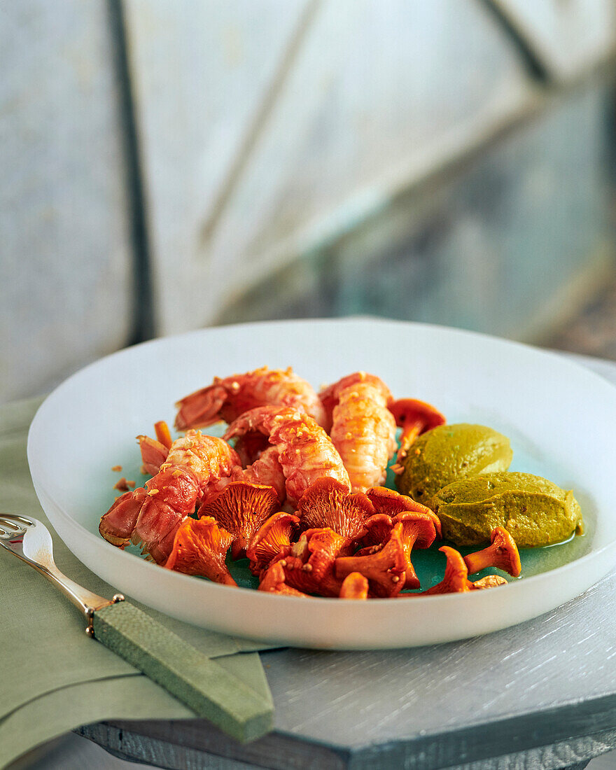 Langostinos mit Pfifferlingen und Avocado-Mousse