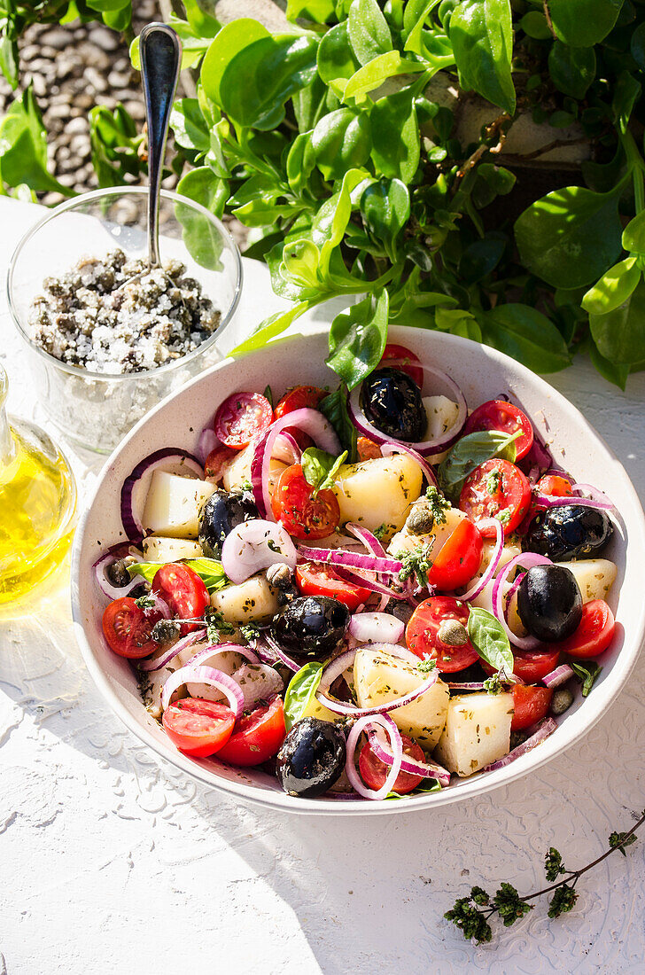 Gemischter Salat mit Kartoffeln, Tomaten und Oliven